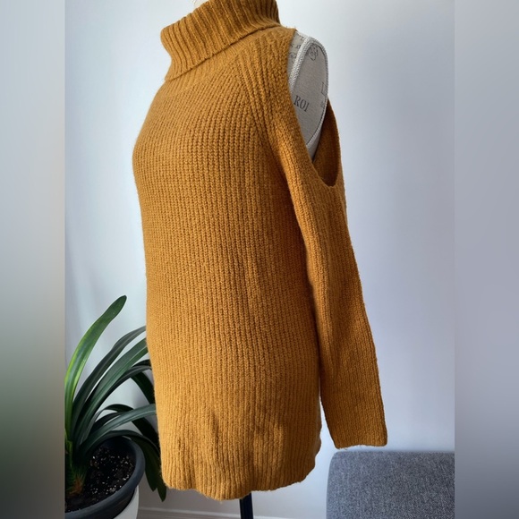Turtle neck shoulder cut out sweater - Picture 3 of 7